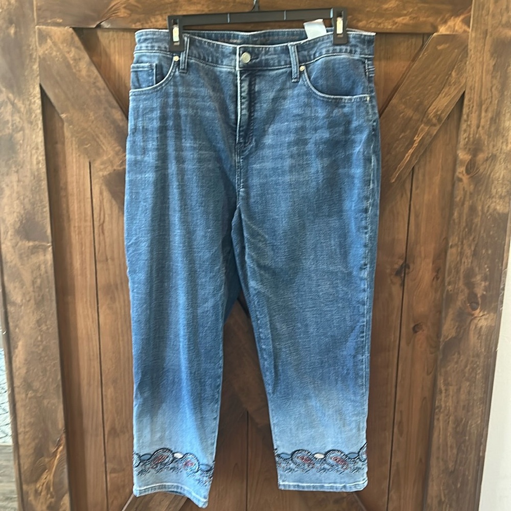 Chico's So Slimming Girlfriend Slim Leg Crop size 2.5/14R